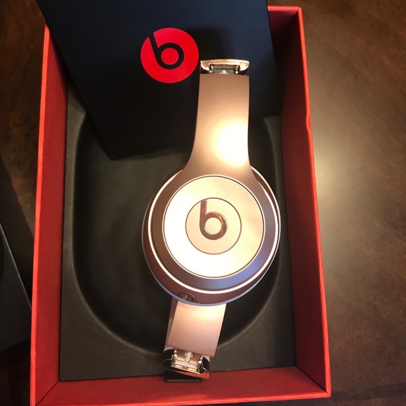 beats Accessories - Rose gold wireless beats solo 3 headphones